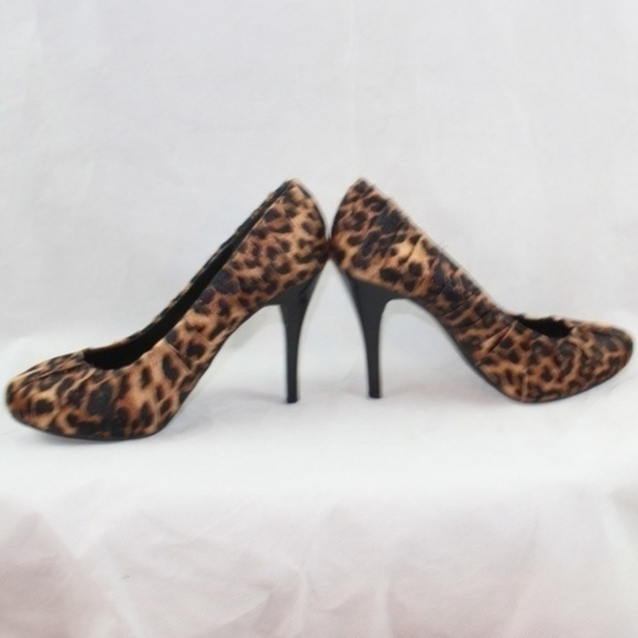 Dollhouse Florjan Pleated Leopard Pumps - Picture 7 of 8